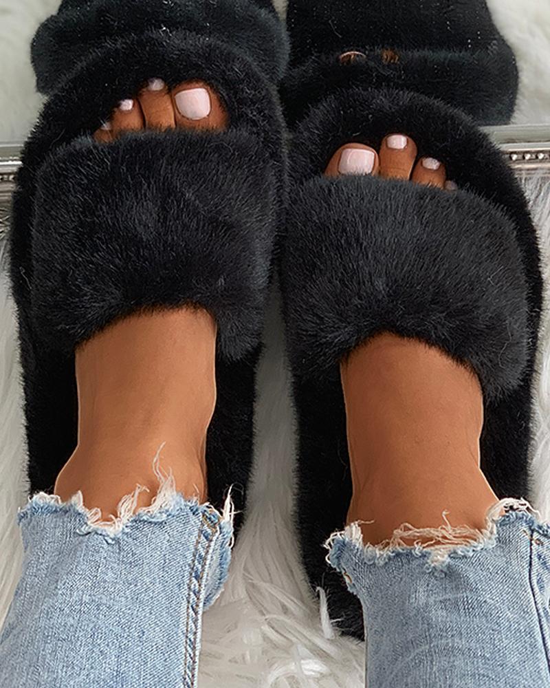 So store fluffy slippers